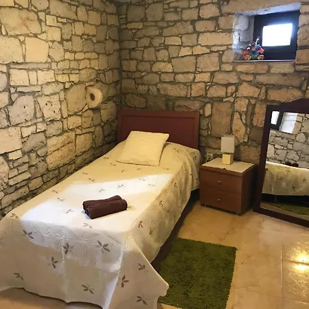 Manovelova Kuca فيلة Višnjan
